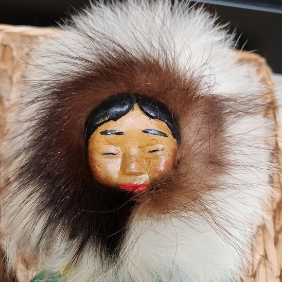 AUTHENTIC VINTAGE ALASKAN INUIT MAN & WOMAN HANDCRAFTED  DOLLS W/REAL FUR  12" - Picture 7 of 12
